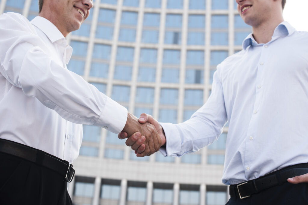 Selain itu, penggunaan gudang yang tepat membantu pengusaha mengelola stok lebih efisien dan mengurangi pemborosan akibat produk rusak. Dengan manajemen stok yang baik, mereka bisa fokus pada pengembangan menu dan strategi pemasaran.